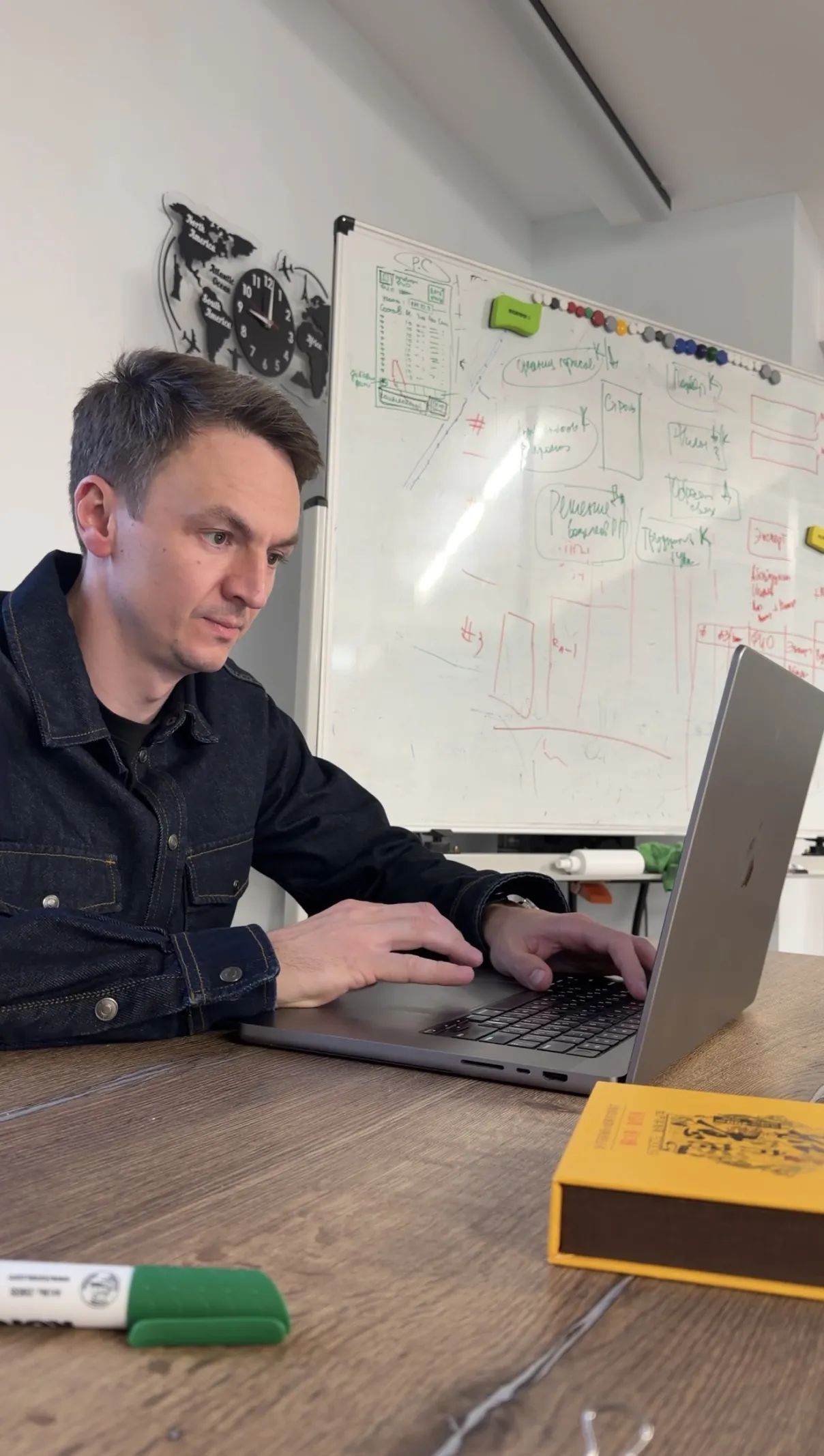 Кирилл Лодвиков, Fractional COO и операционный интегратор, за работой над архитектурой системы