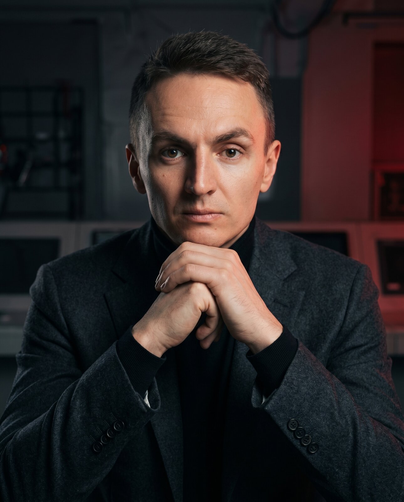 Кирилл Лодвиков — портрет, индустриальный фон